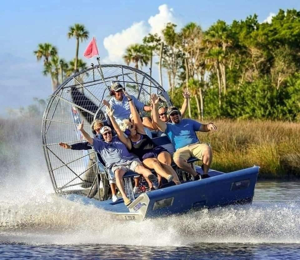River Safaris, Stationary Class A Motorcoach, Old Homosassa Kültér fotó